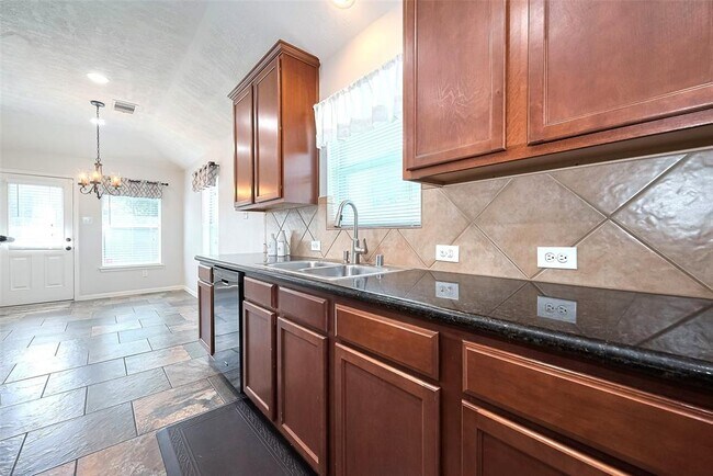 Building Photo - 2819 Lakecrest Way Dr