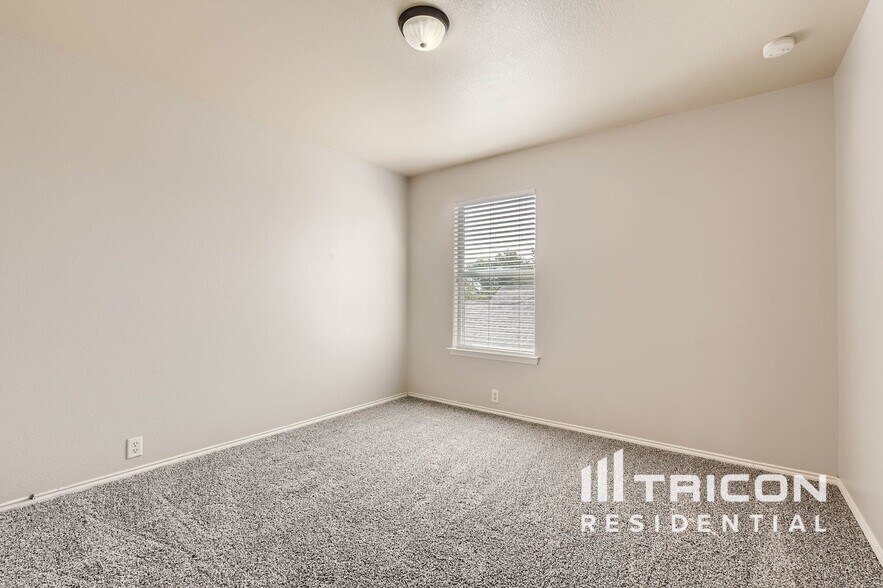Building Photo - 131 Fallen Rock Dr