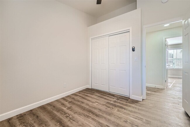 Building Photo - 5701 N Wagonwheel Trail