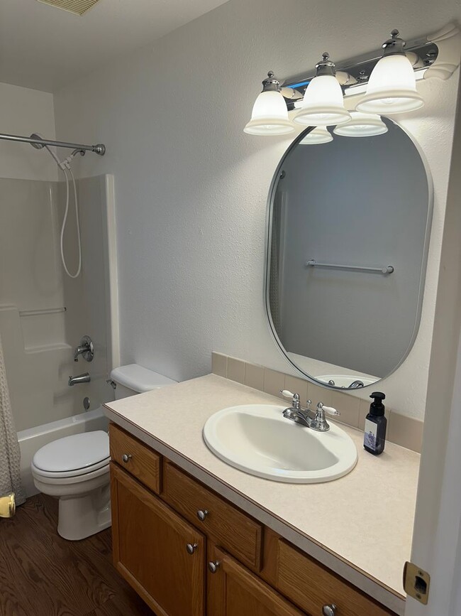 Building Photo - Beautiful 3 bedroom 2 bathroom house in a ...