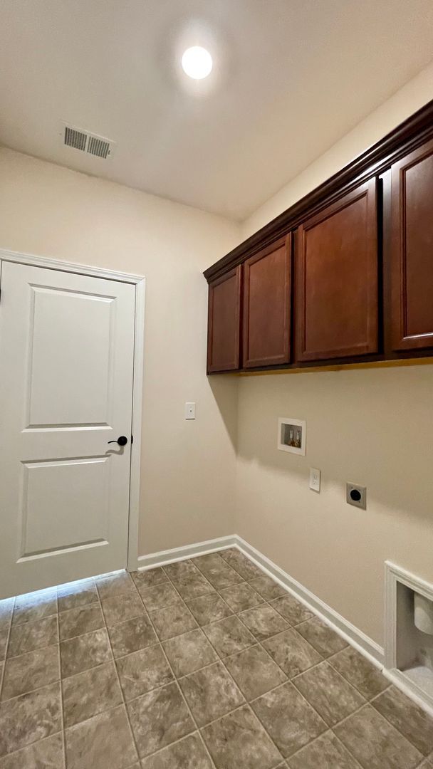 Building Photo - Beautiful home featuring 4 Bedrooms, 3 Full Baths, Flex Space/Office located in the highly sought...