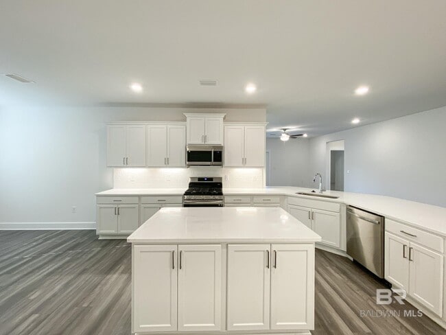 Building Photo - 510 Hardwood Ave