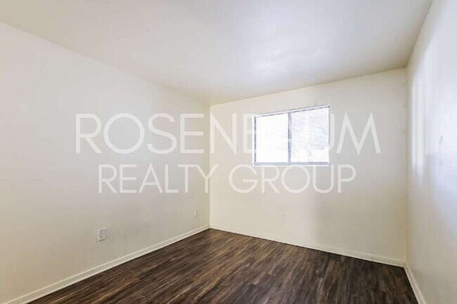 Building Photo - 455 W Kelso St