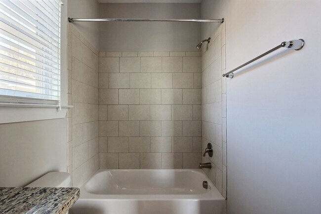Building Photo - 554 Nicoll St