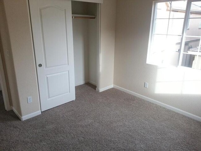 Building Photo - Beautiful 3 bedroom 2.5 bathroom home for rent in Lincoln!