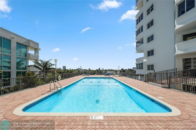 Building Photo - 333 Sunset Dr