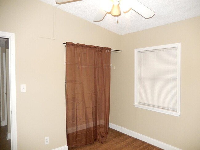 Building Photo - 1682 Mayhew St
