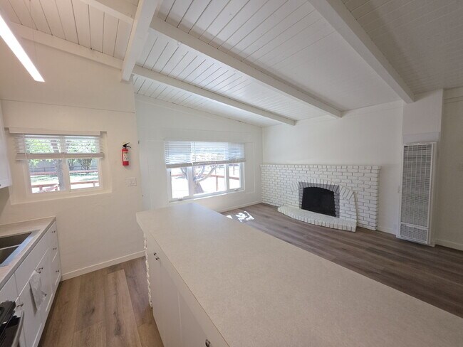 Building Photo - AVAILABLE APRIL - 1 bed, 1 bath renovated units in Atascadero (Santa Margarita)