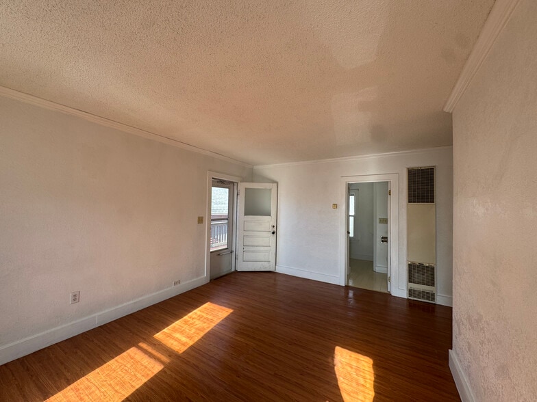 Building Photo - 326 E Vine St