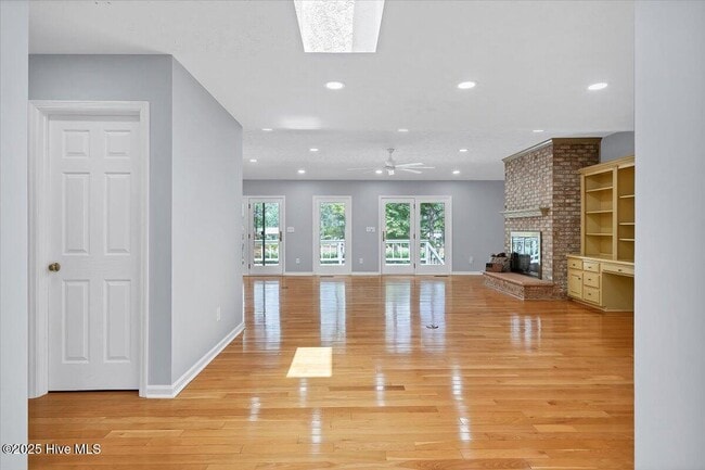 Building Photo - 11 Cardinal Dr