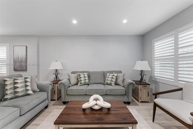 Building Photo - 230 SW 12th Ave