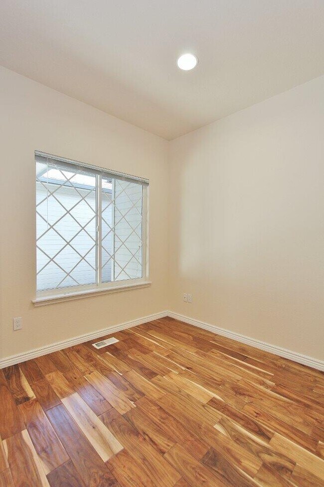 Building Photo - 2122 W Pine Ave