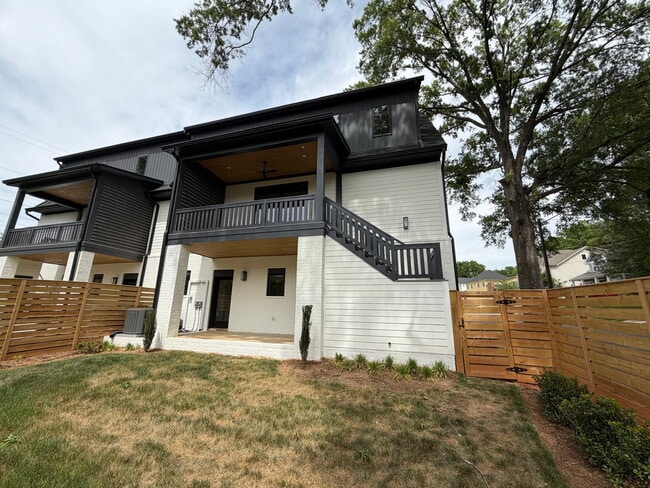 Building Photo - "Spacious and Elegant 4-Bedroom Home on Dover Avenue with 3.5 Baths and Nearly 3000 Sq Ft of Livi...