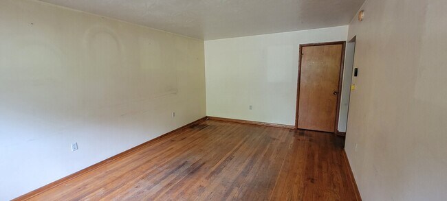 Building Photo - 1302-1304 West Sunbury Rd