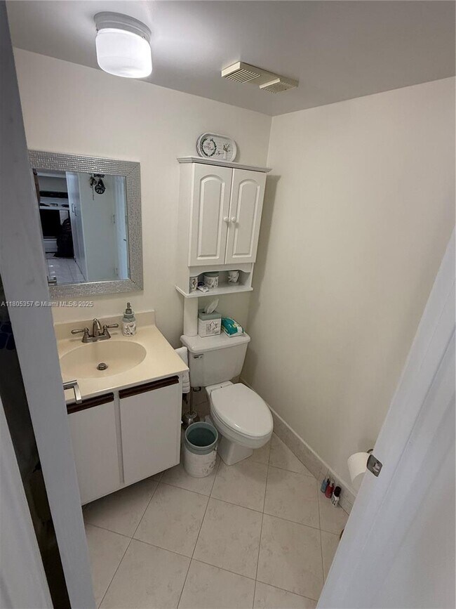 Building Photo - 540 Brickell Key Dr
