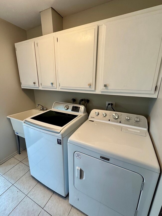 Building Photo - 1527 Windsor Ct