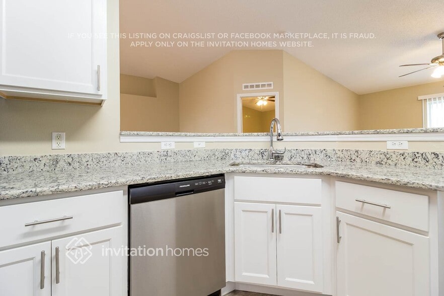 Building Photo - 1924 Corner Glen Dr