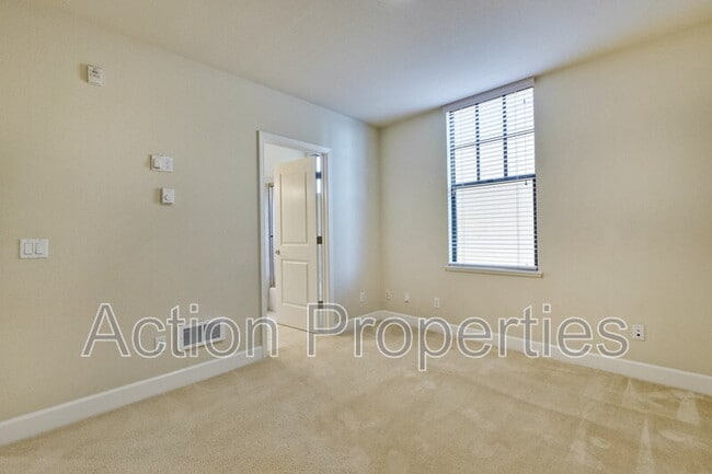 Building Photo - 1765 E Bayshore Rd