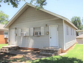 Building Photo - Super Cute & Clean!