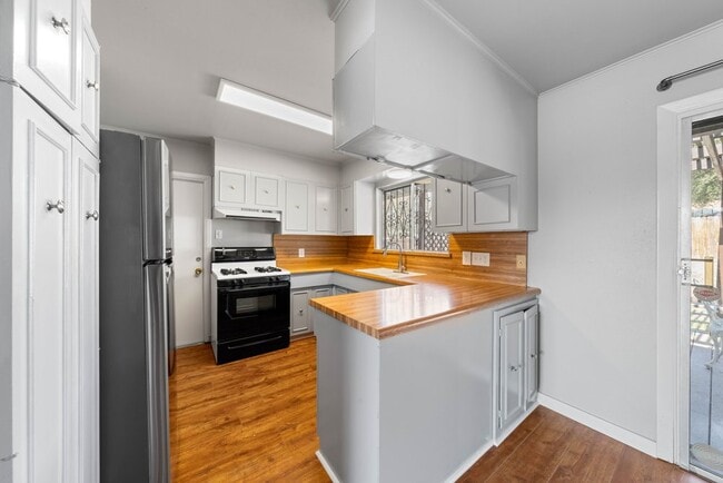 Building Photo - 303 Marquis Ln