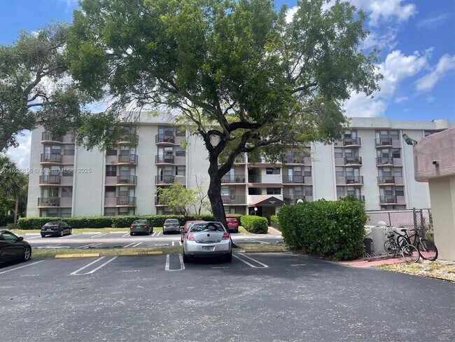 Building Photo - 2771 Riverside Dr