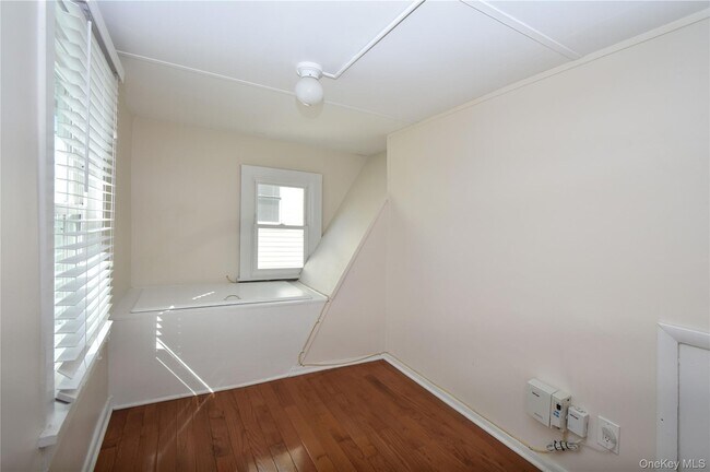 Building Photo - 15 Robinson St