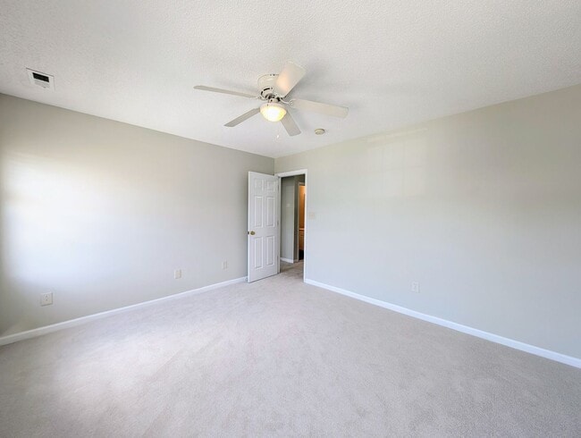 Building Photo - Move-In Ready Townhome with Downstairs Pri...
