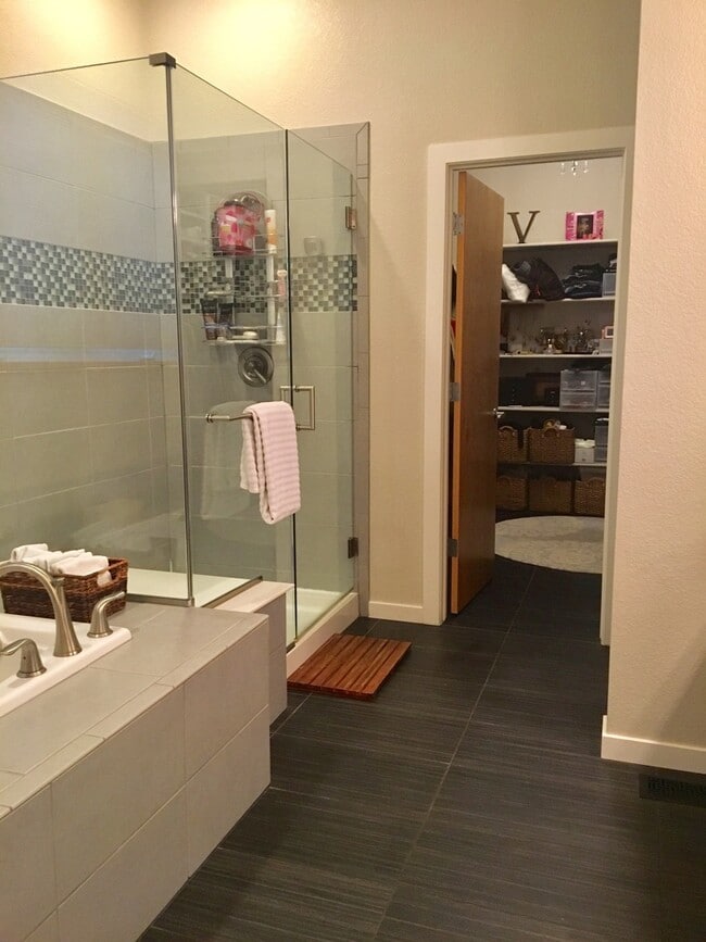 Building Photo - Lovely and Light Open Concept Louisville H...