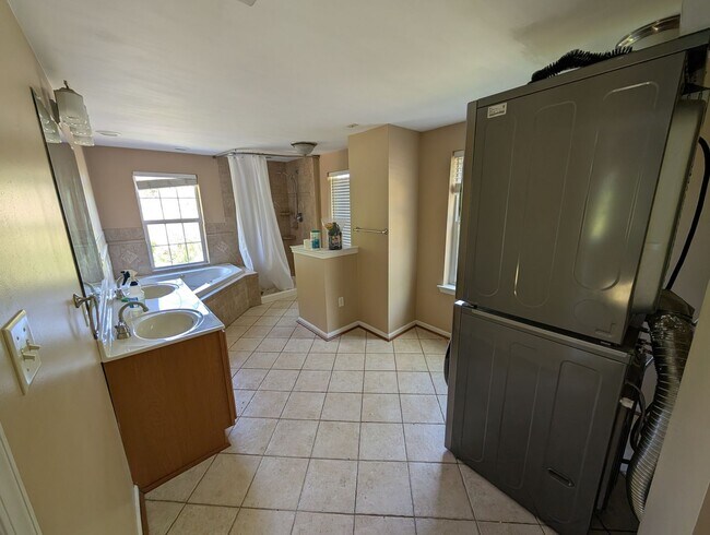 Building Photo - 4 Bedroom Darlington Home Near State Park
