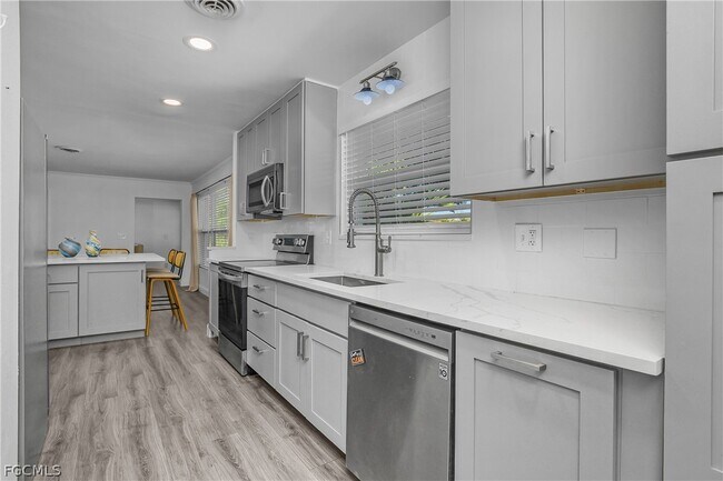 Building Photo - 174 2nd St