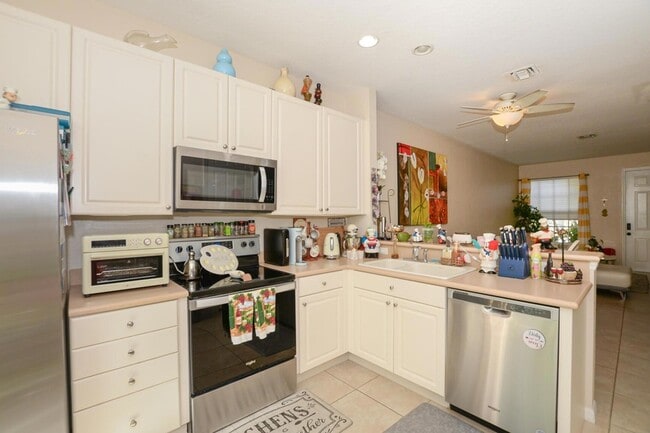 Building Photo - 9949 E Villa Cir