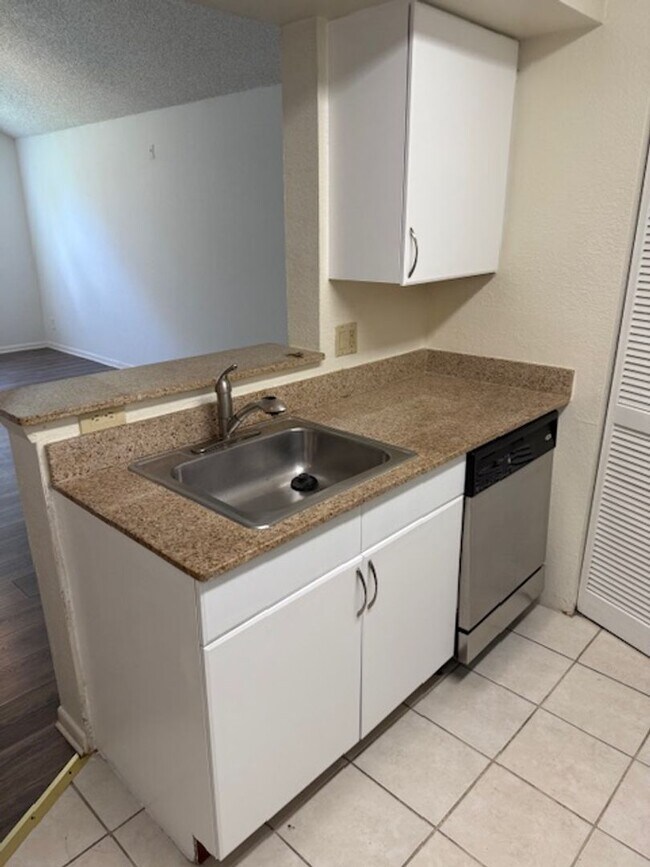 Building Photo - Lexington place One bedroom Condo
