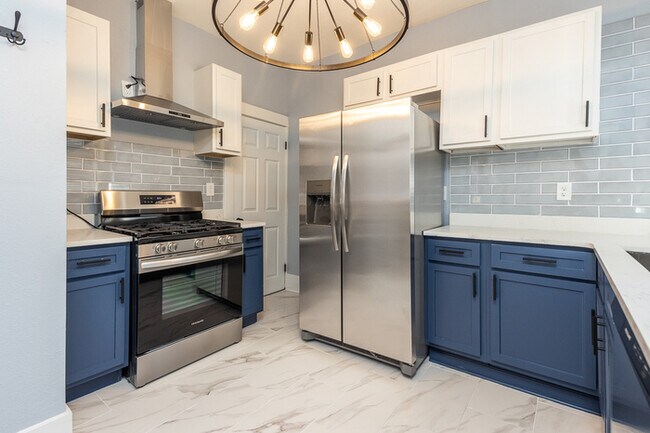 Building Photo - Updated Midtown charmer