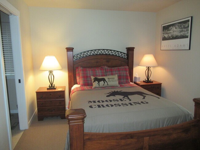 Building Photo - 2 Bed 2.5 Bath Furnished River Lakes Townhouse!