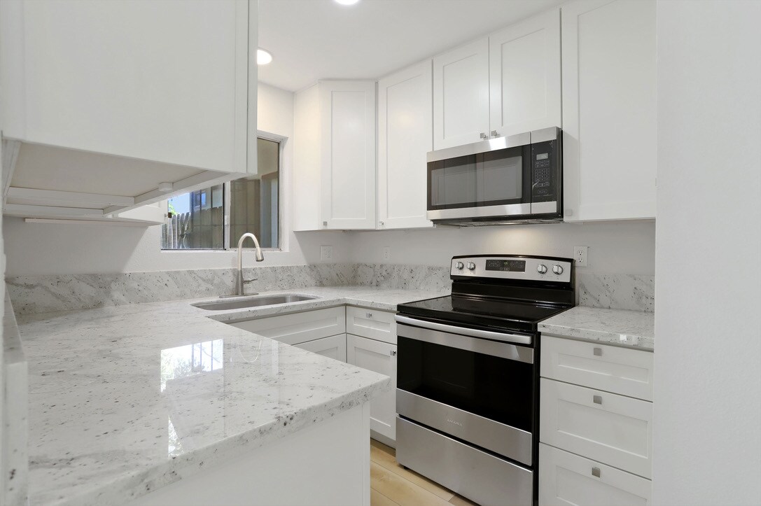 Kitchen with Shaker Cabinets, Granite & New Appliances - 1305 Sylvan Meadows Dr