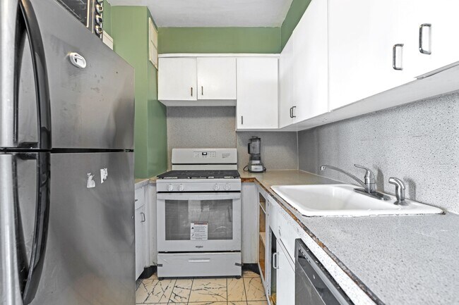 Building Photo - 2000 Linwood Ave