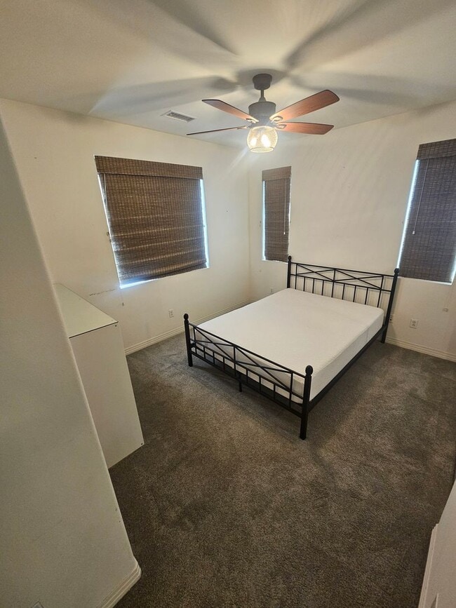 Building Photo - Gorgeous Stand Alone Town Home / Rolling Hills Golf Club is your Back Yard