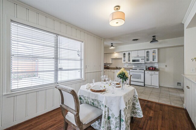 Building Photo - 2601 Briarhurst Dr