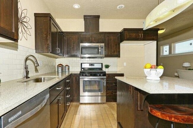 Building Photo - Chic artist-style lofts home with 3 bed 2.5 bath near Boise Greenbelt.