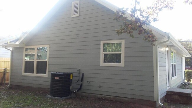 Building Photo - 1410 Joplin St