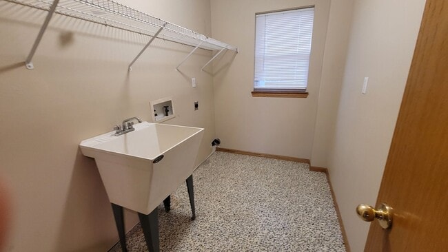 Building Photo - 3 Bedroom 1.5 bath, 2 stall garage Great SE location.