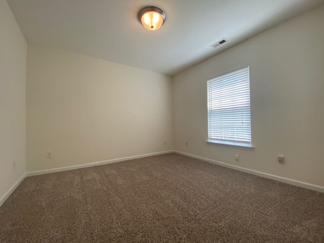 Building Photo - Highland Creek- 3000+ SF 2 sty, 4 bedroom,...