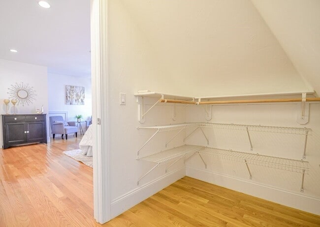 Building Photo - Spacious 3BR End-Unit Townhome with Finished Basement & Tandem Parking