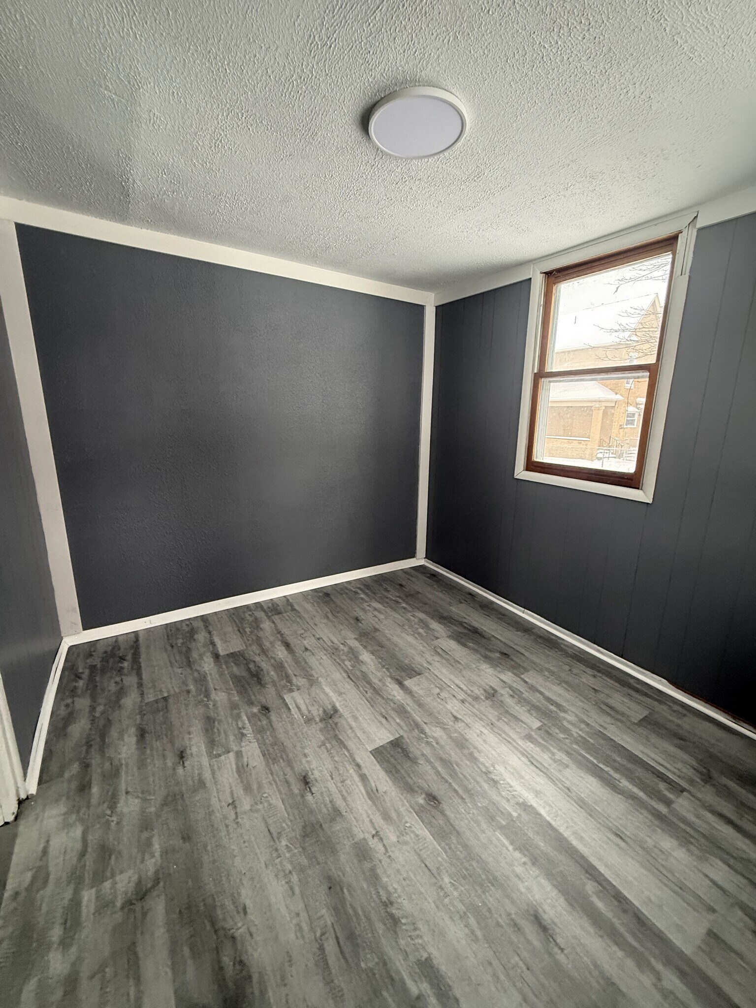 Building Photo - 313 E 7th St