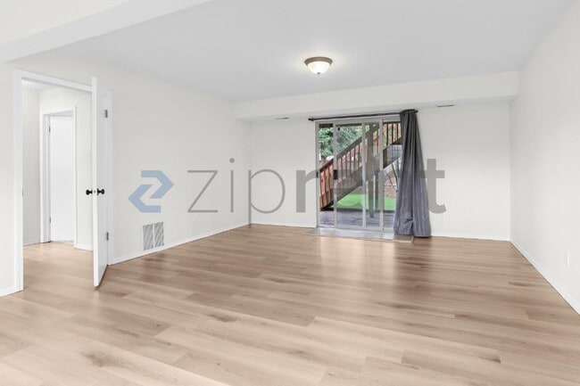 Building Photo - Unit