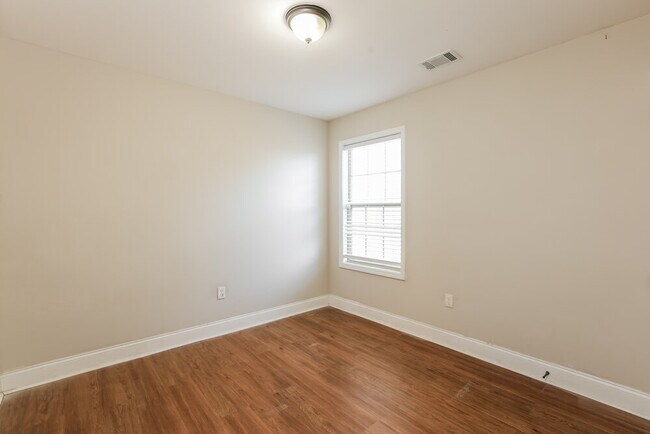 Building Photo - 303 Surrey Ct