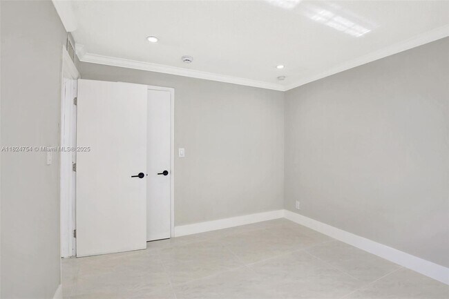 Building Photo - 5450 Hollywood Blvd