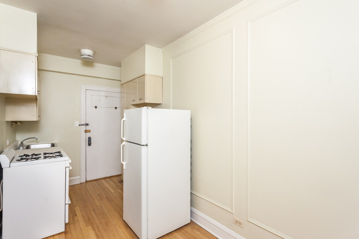 Building Photo - 2328 N Lincoln Park W