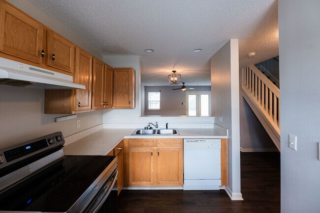 Building Photo - Amazing 2 bedroom 2.5 bathroom townhouse in NW Greensboro Keswick Place. Lawn care included.