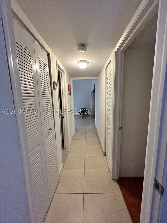 Building Photo - 9421 Fontainebleau Blvd